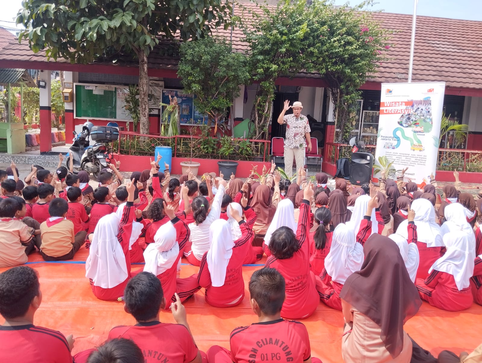 Wisata LiterAsyik Ke SDN Cijantung 01